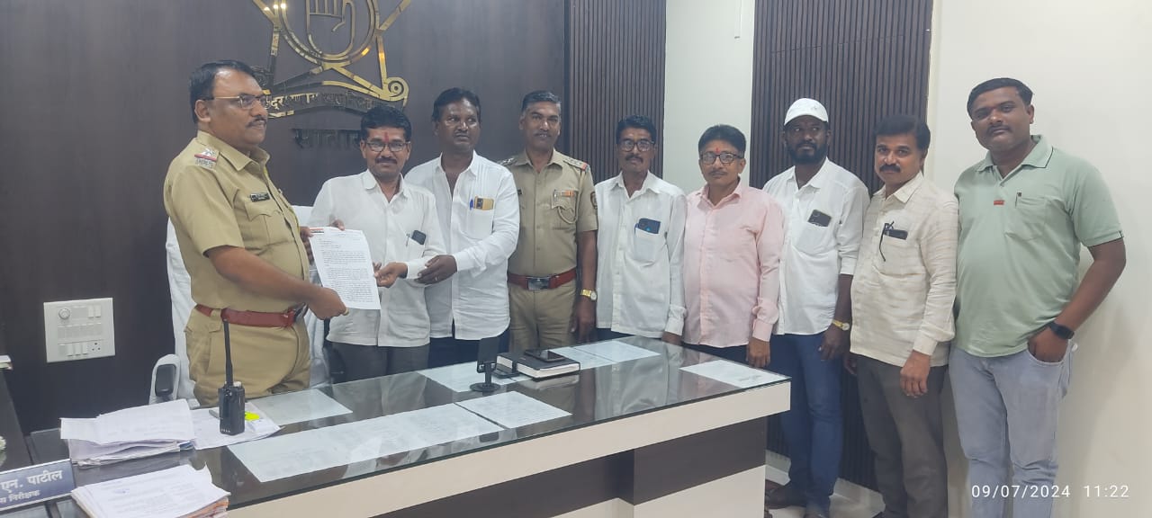 कराड वाहतुक शाखेच्या महिला पोलीस कर्मचाऱ्यावर कारवाई करा