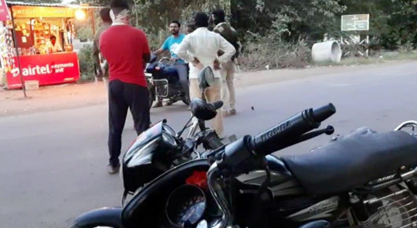 पवारवाडीत मास्क न वापरणार्‍यांवर दंडात्मक कारवाई करण्याऐवजी दांडक्यांची कारवाई