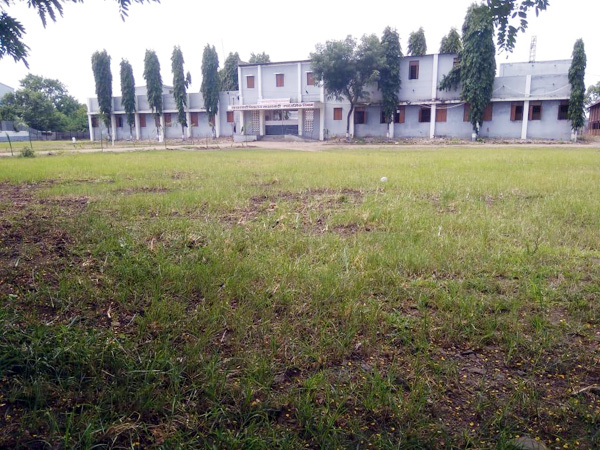लॉकडाऊनमुळे साखरवाडी विद्यालयाचा परिसर सुनासुना