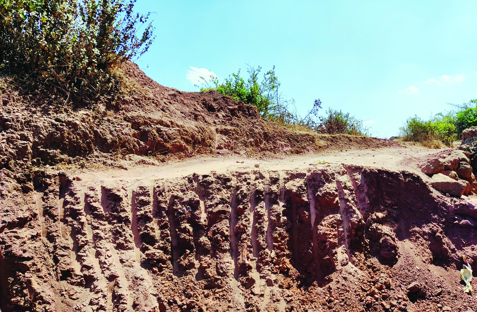 आंब्रळच्या सरहद्दीवर रस्त्याचे बेकायदेशीरपणे उत्खनन