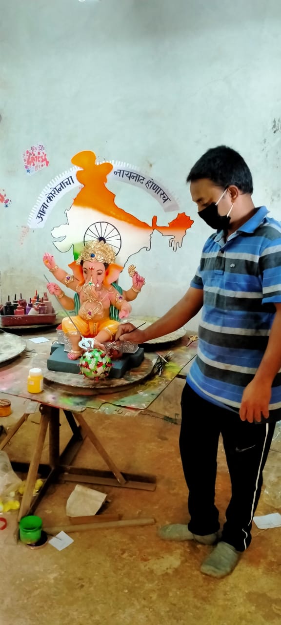 यवतेश्‍वरच्या गणेश देवरे यांनी साकारली ‘कोरोना’चे विघ्न दूर करणारी अनोखी गणेश मूर्ती