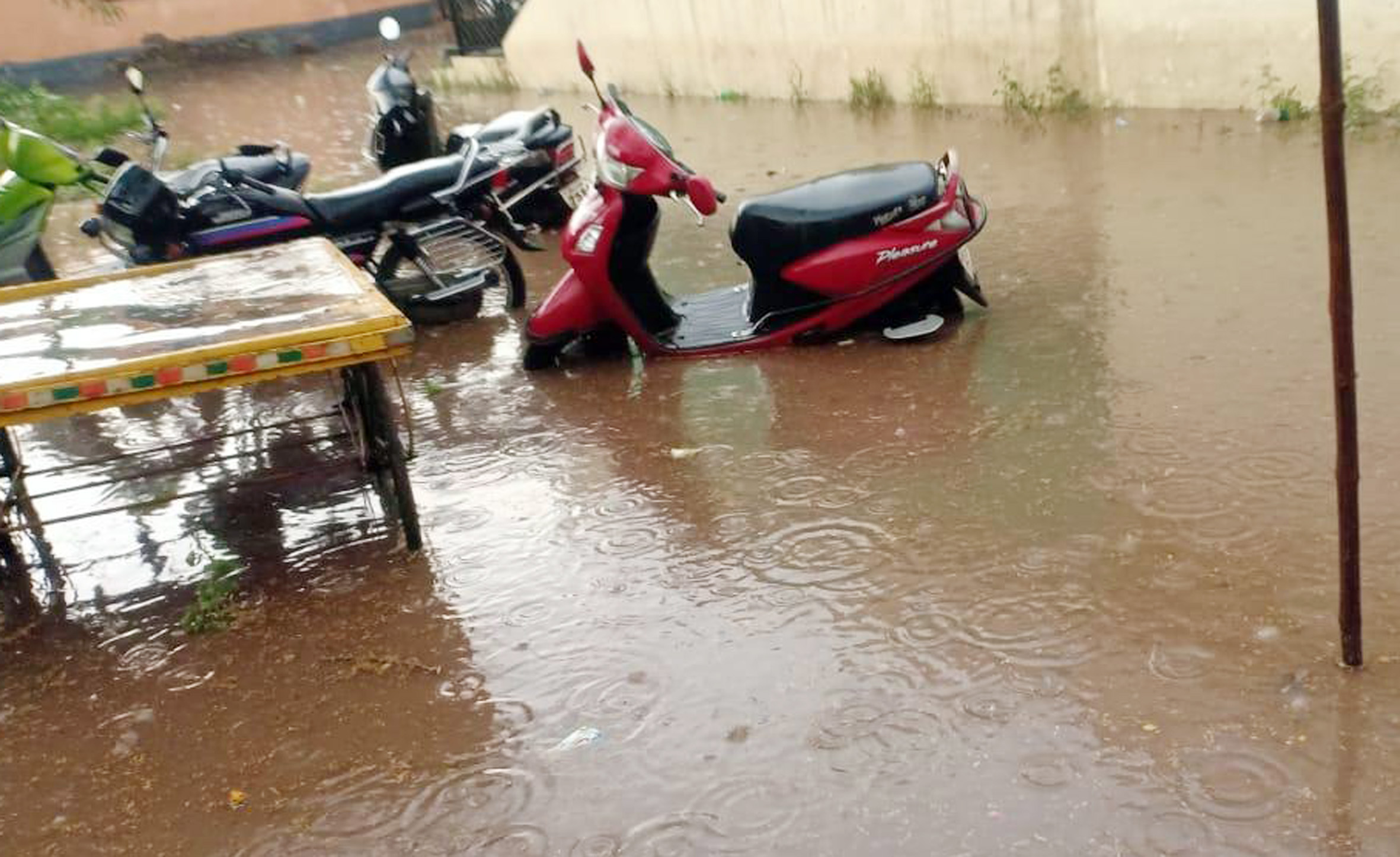 फलटण शहरासह तालुक्याला मुसळधार पावसाने झोडपले