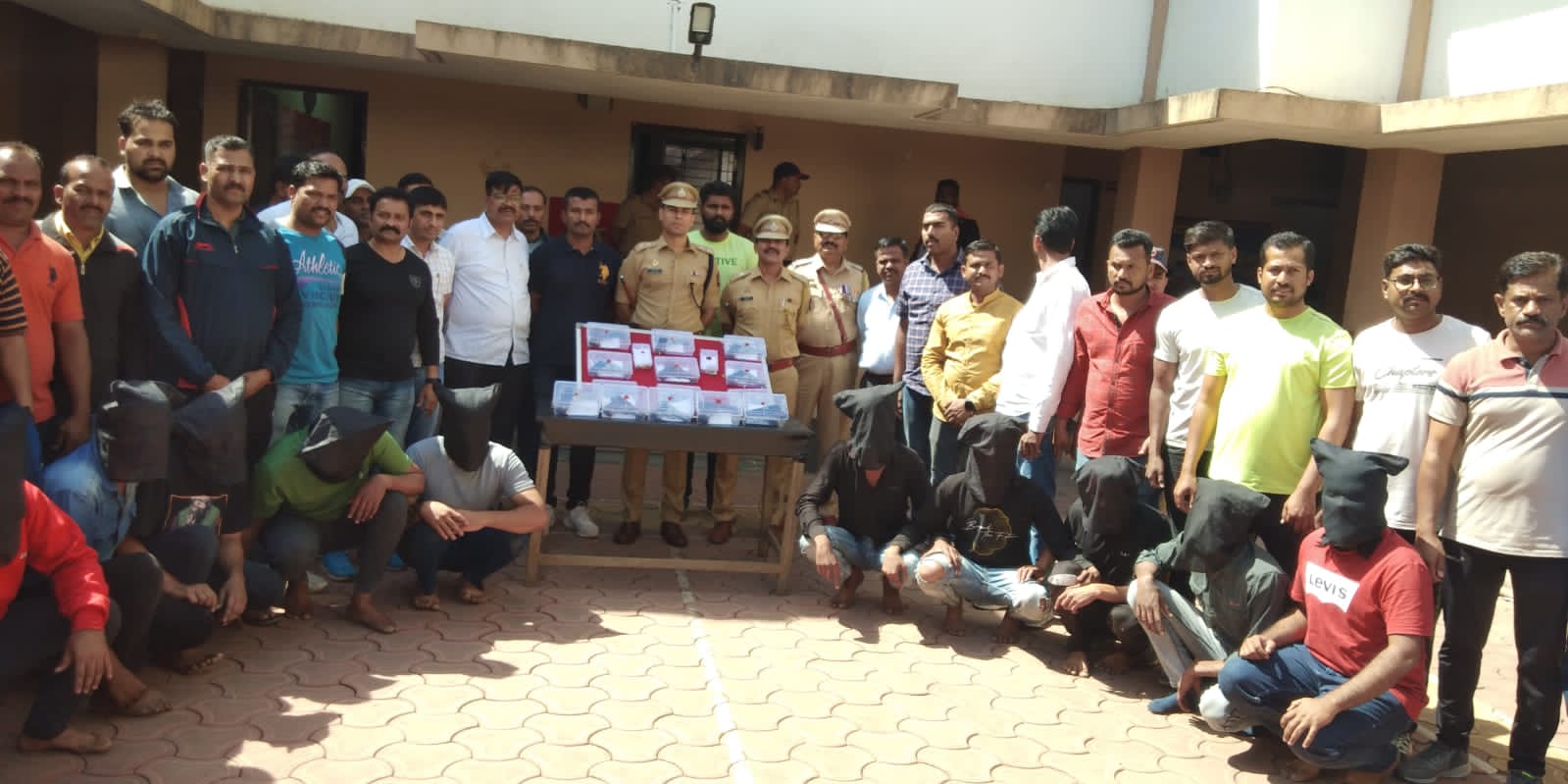 दरोडा टाकणारी टोळी पोलिसांकडून जेरबंद 