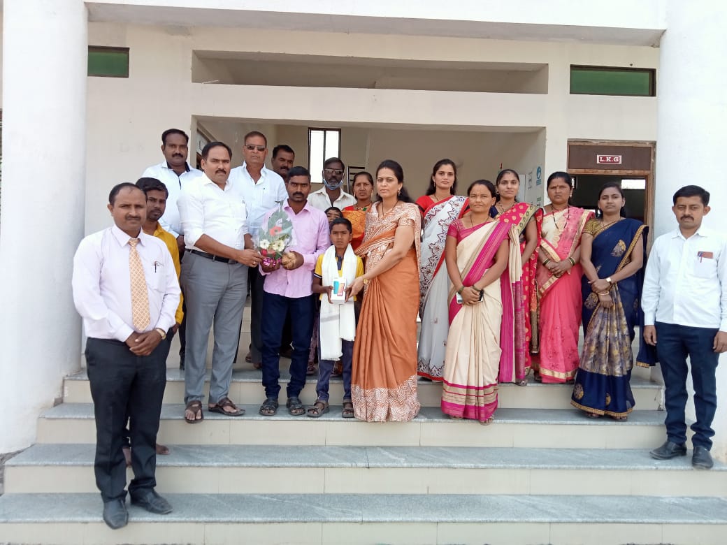 स्पर्धेच्या युगात विद्यार्थ्यांनी स्वतःच्या सुप्त गुणांना वाव द्यावा