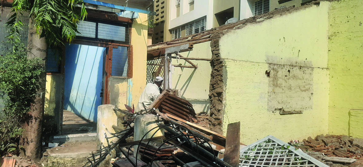 मुलींची शाळा पाडल्याप्रकरणी  ब्राह्म समाजाच्या अध्यक्षांसह  इतरांवर गुन्हा दाखल करण्याचे न्यायालयाचे आदेश