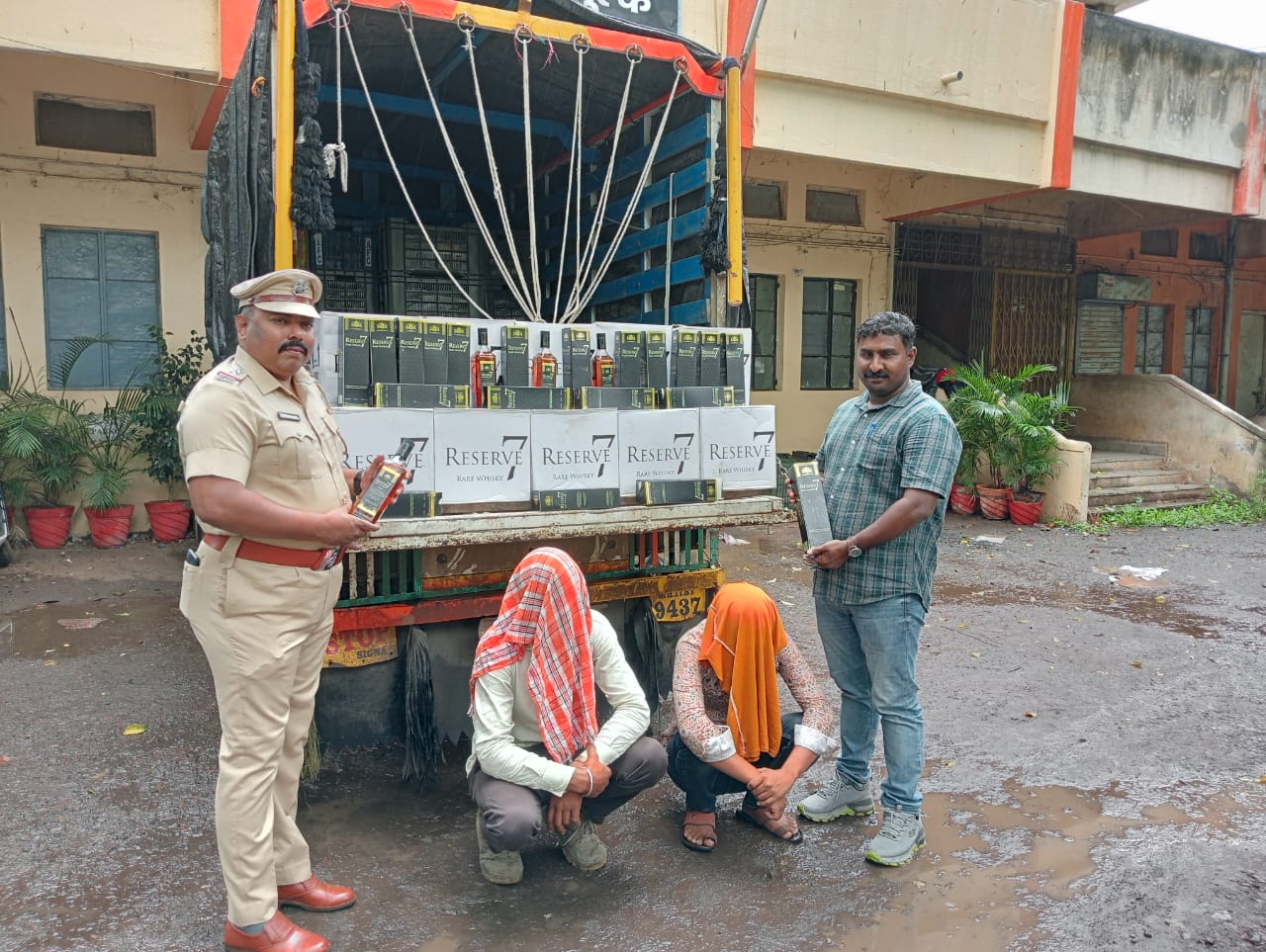 गोवा बनावटीची दारू वाहतुकप्रकरणी दोघांना अटक  