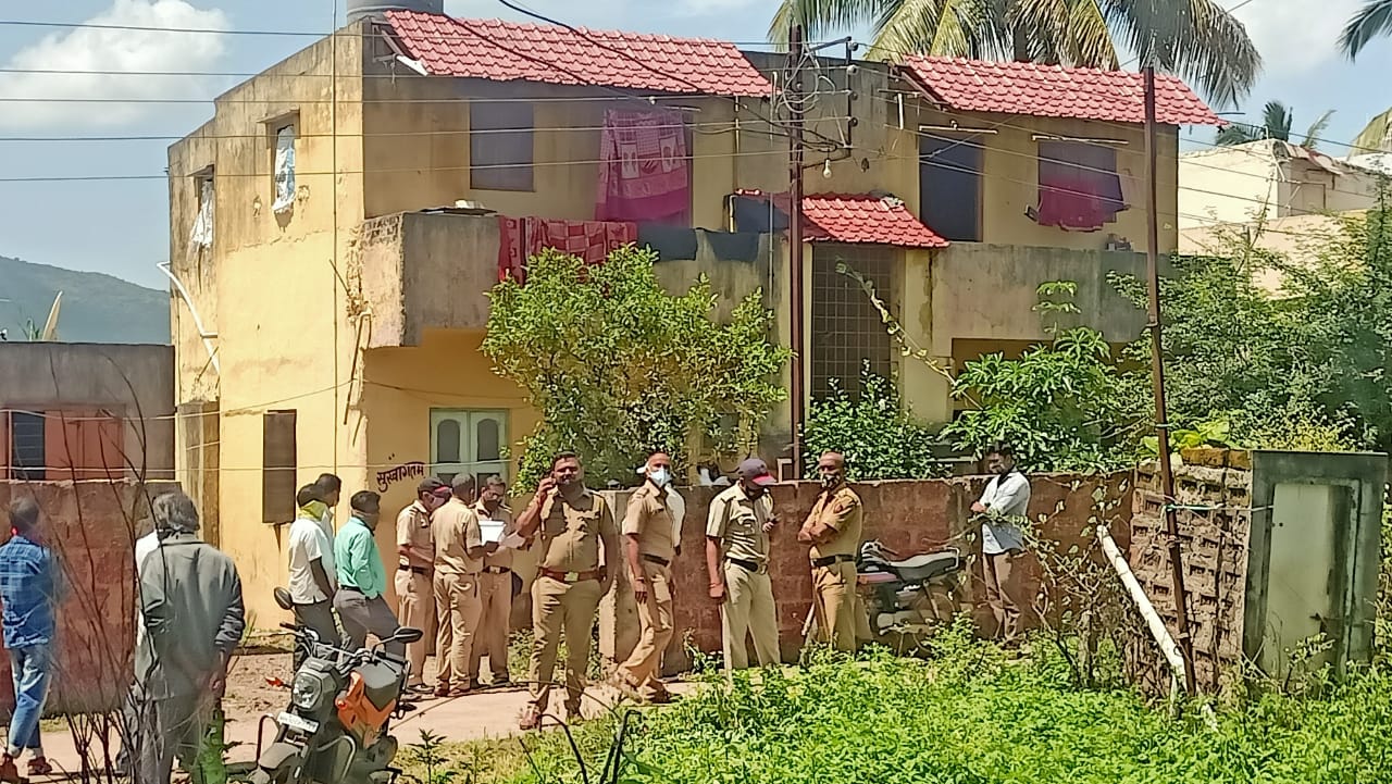 महिलेसह बालकाचा सडलेल्या अवस्थेत मृतदेह सापडला 