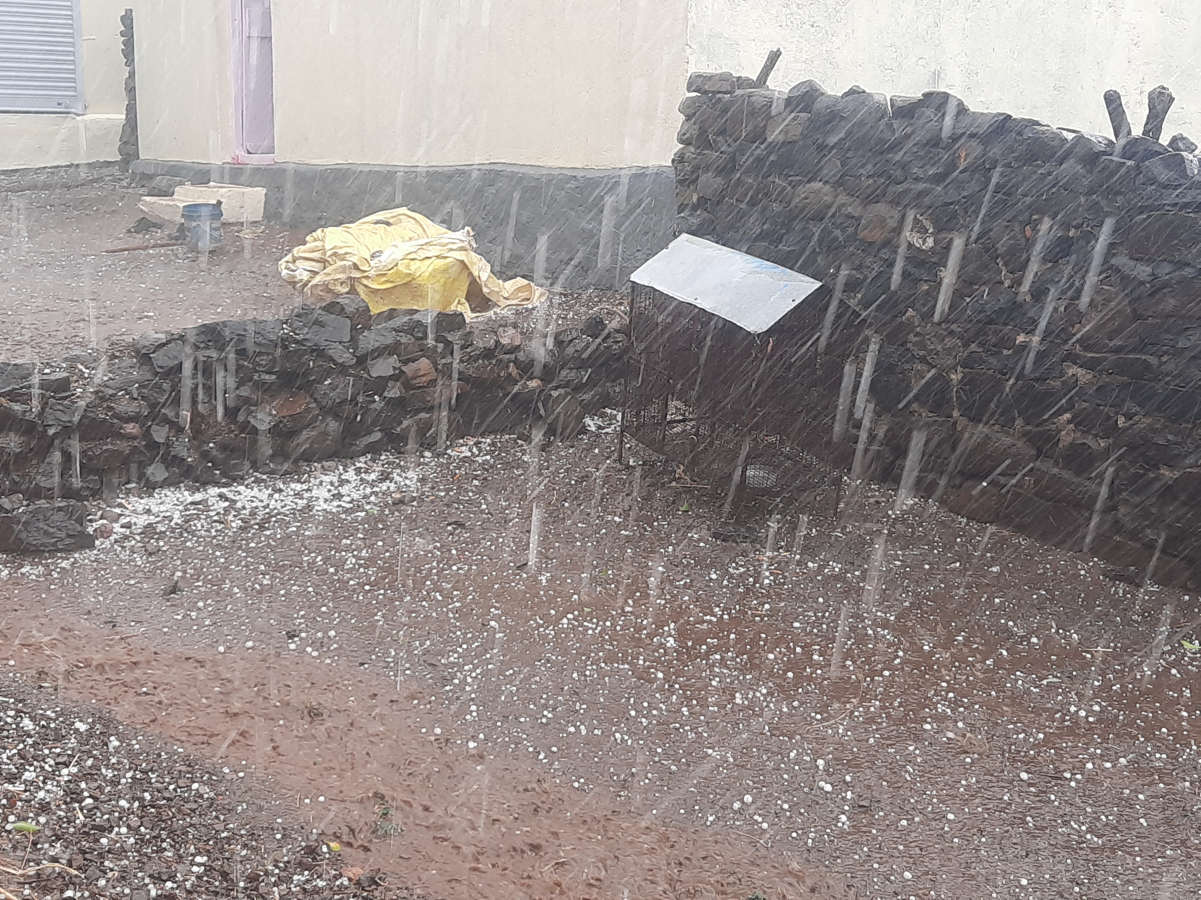 माण तालुक्यातही अवकाळी पावसाचा दणका