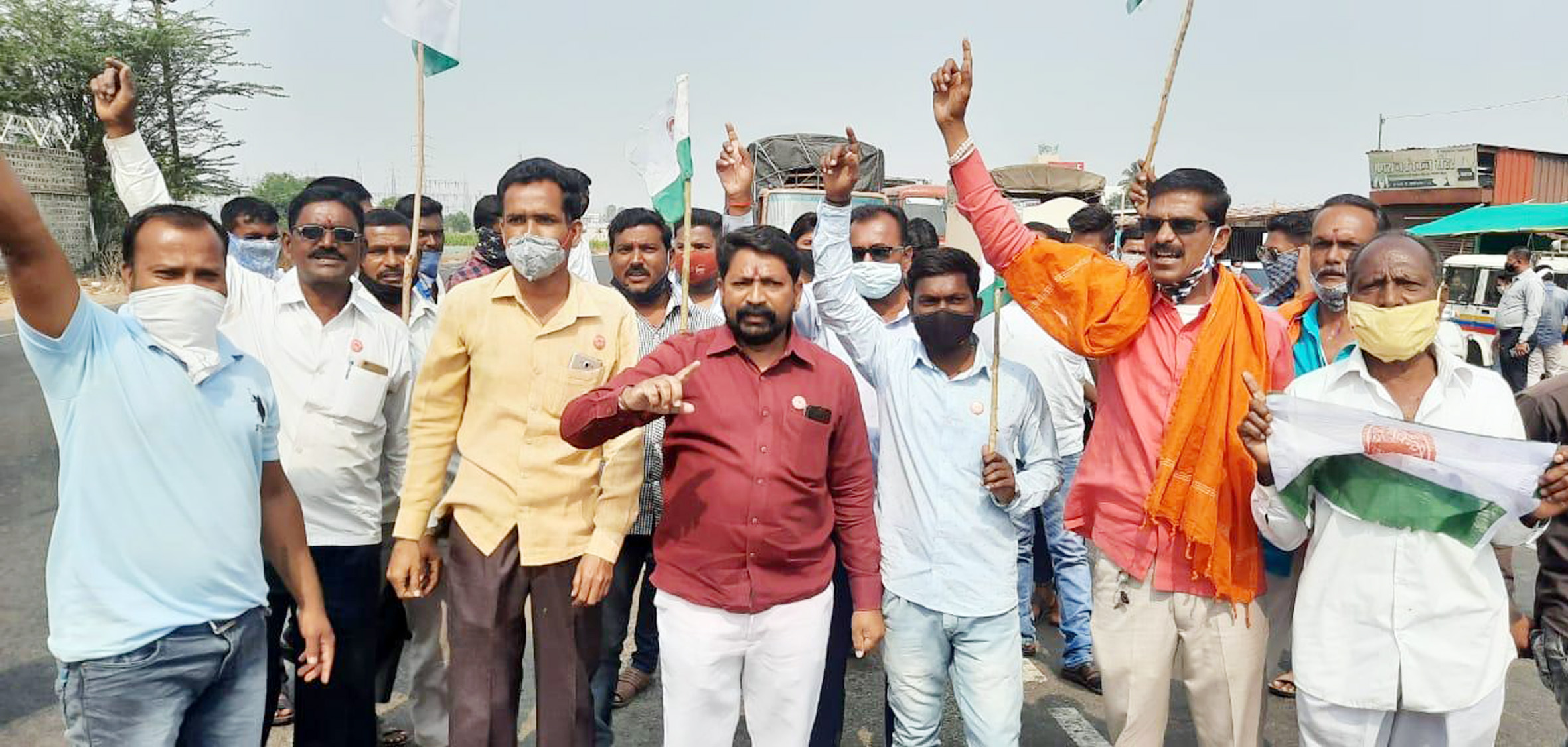 सुरवडी येथे ‘स्वाभिमानी शेतकरी संघटने’कडून रस्ता रोको आंदोलन