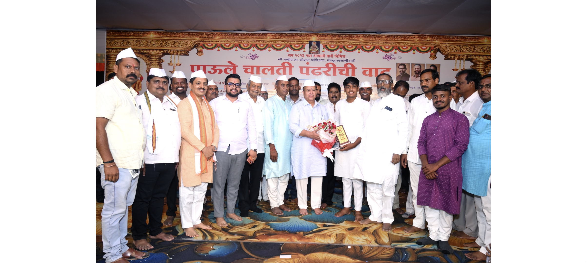 वारकरी सेवेत डॉ. नितीन सावंत यांचे योगदान प्रेरणादायी : माजी खासदार रणजितसिंह नाईक-निंबाळकर 'पाऊले चालती पंढरीची वाट' कार्यक्रम भक्तिमय वातावरणात संपन्न