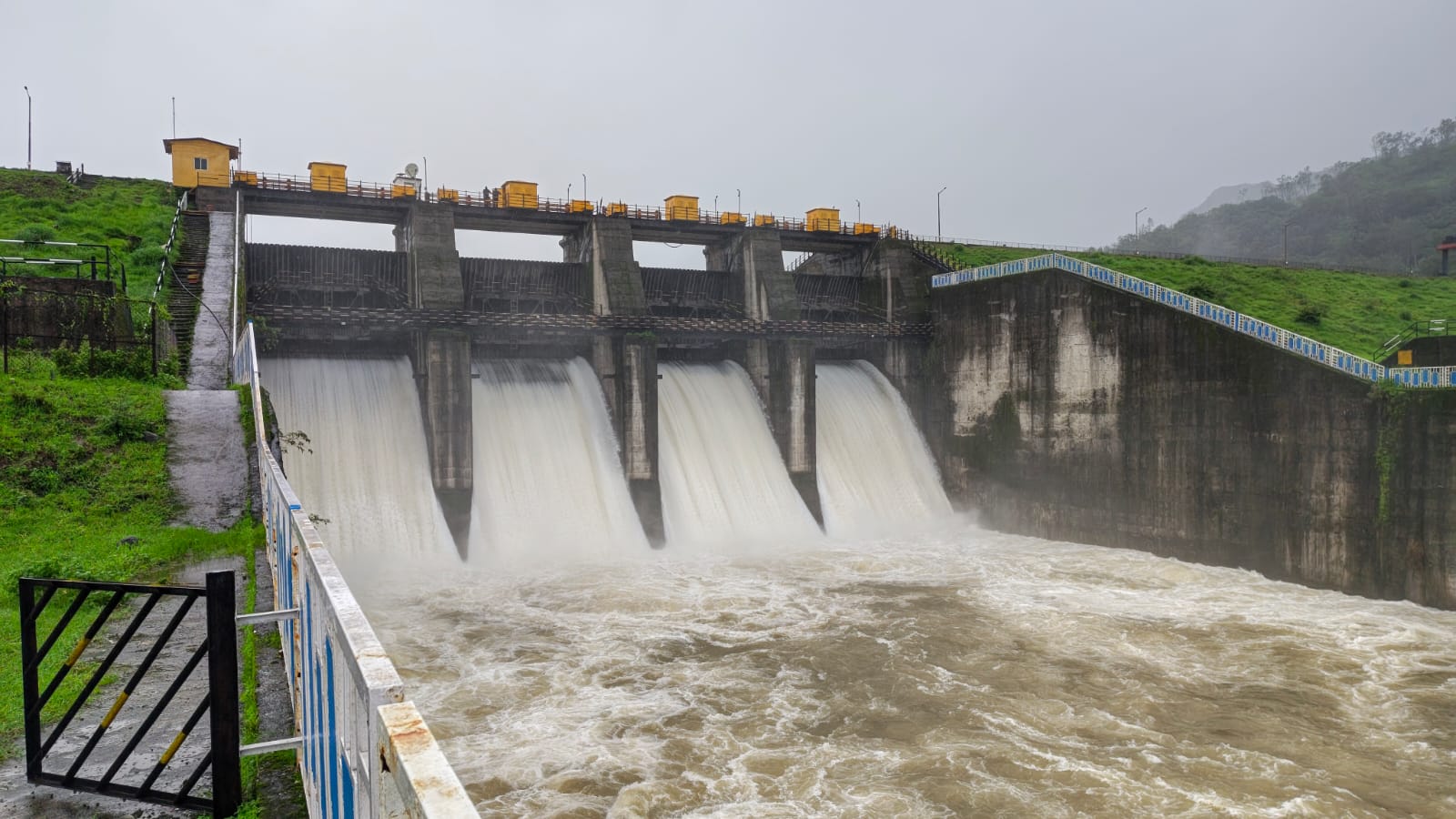 उरमोडी धरणाचे चारही वक्र दरवाजे उघडले; विसर्ग ३४५० क्युसेकवर