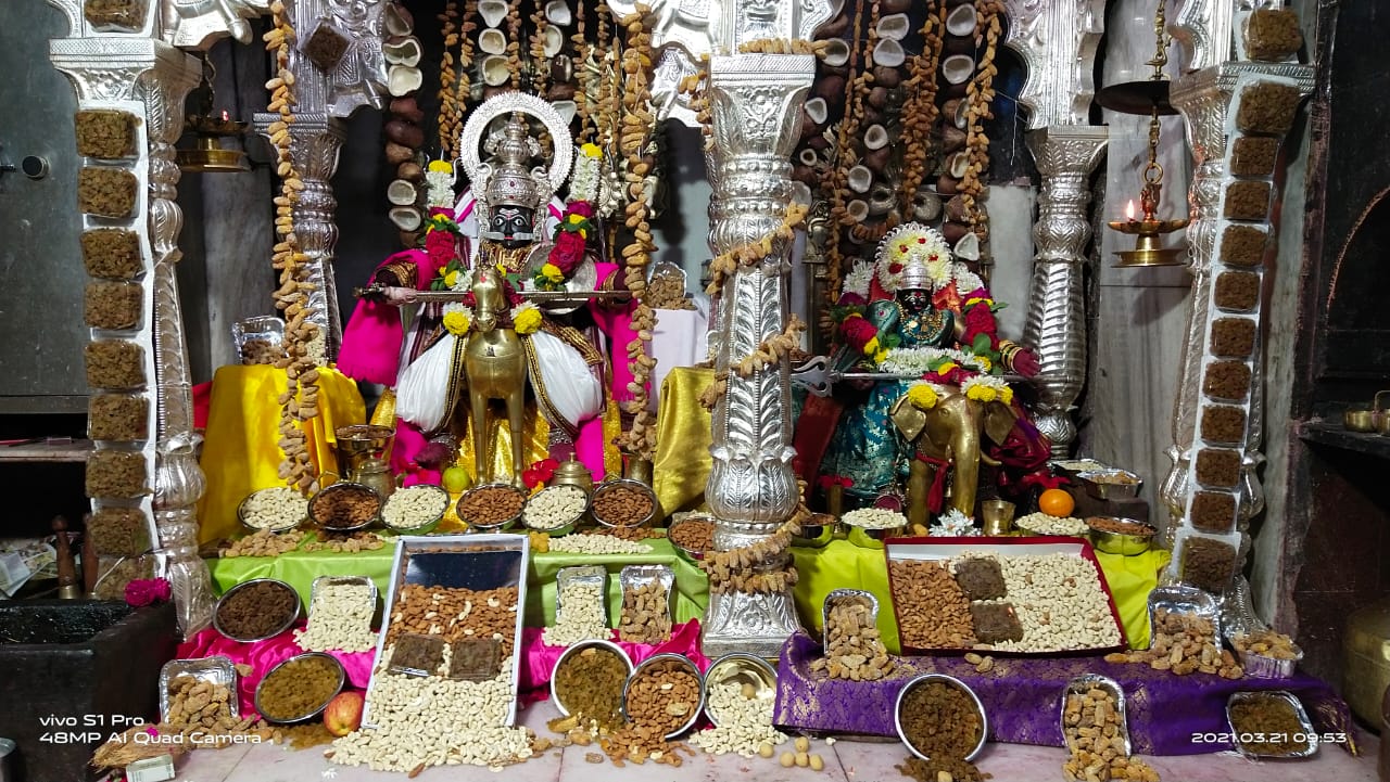 275 किलो सुकामेव्याच्या आरासीने सिद्धनाथ-जोगेश्‍वरीचा अभिषेक संपन्न