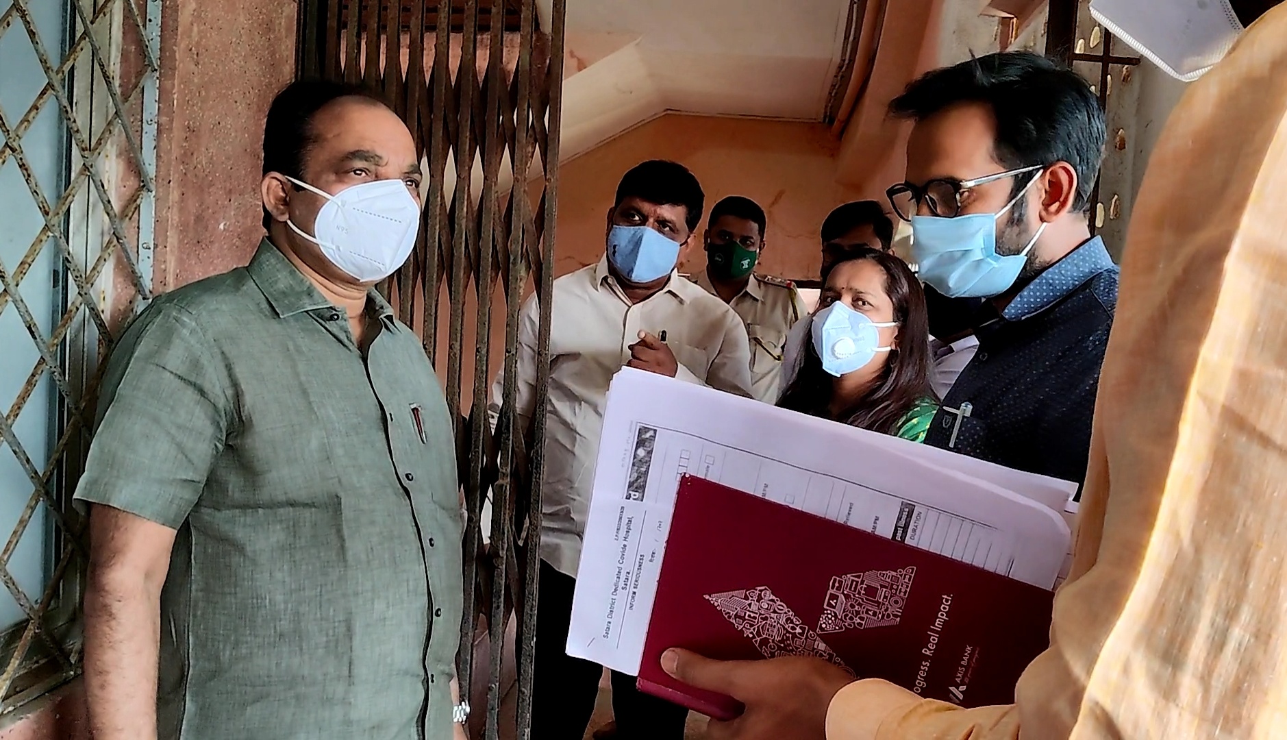 पाचगणी येथील कोविड सेंटरला आ. मकरंद पाटील यांची भेट