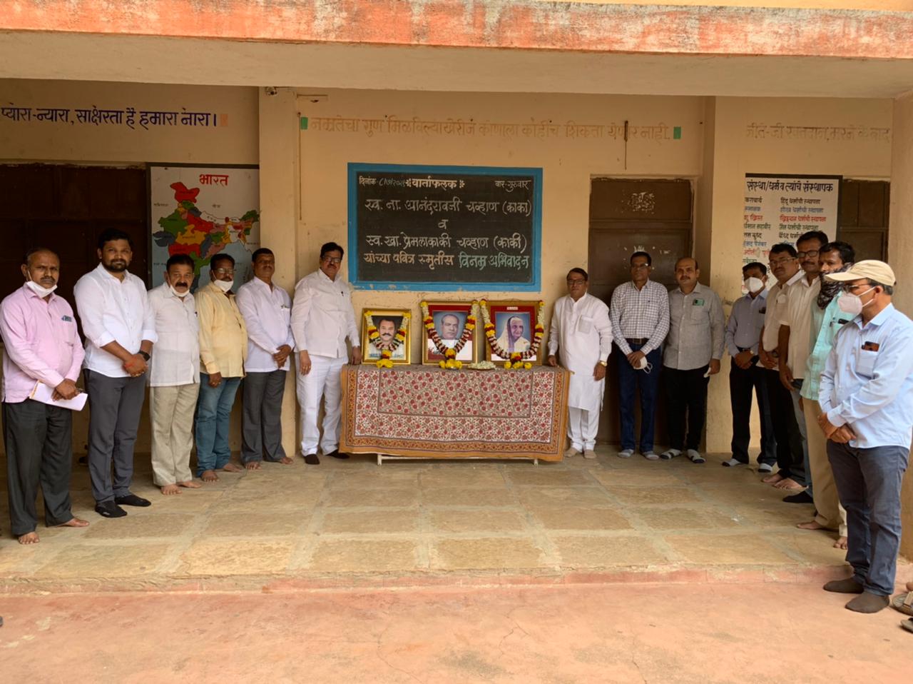 स्व. प्रेमलाकाकी, स्व. आनंदराव चव्हाण व स्व. रामचंद्र पाटील यांच्या स्मृतिदिनानिमित्त विजयनगरला वृक्षारोपण