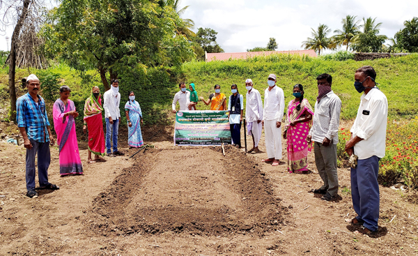 वाघोलीत कृषिकन्येकडून शेतकर्‍यांना विविध प्रात्यक्षिकांचे मार्गदर्शन