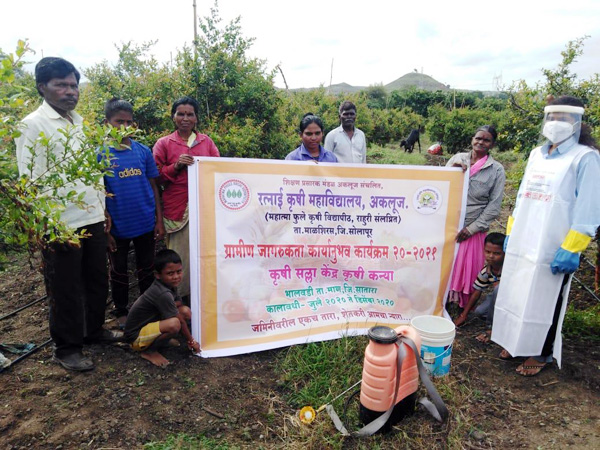 रत्नाई कृषी महाविद्यालयाच्या कृषिकन्येचेे शेतकर्‍यांना निंबोळी अर्कविषयी मार्गदर्शन
