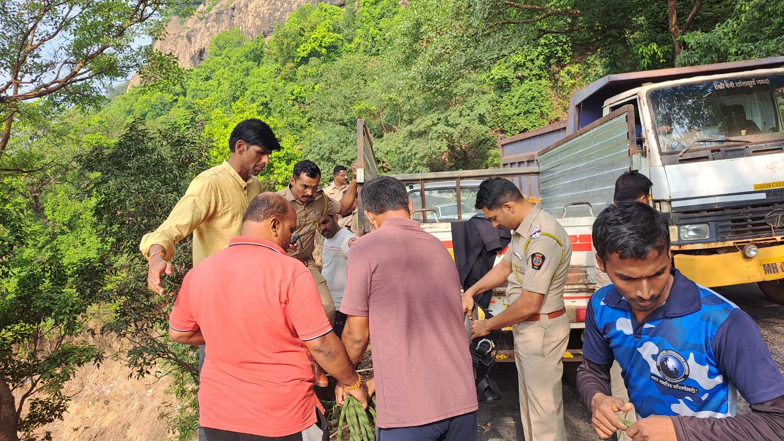 मृतदेहाची विल्हेवाट लावताना एकाचा दरीत पडून मृत्यू 