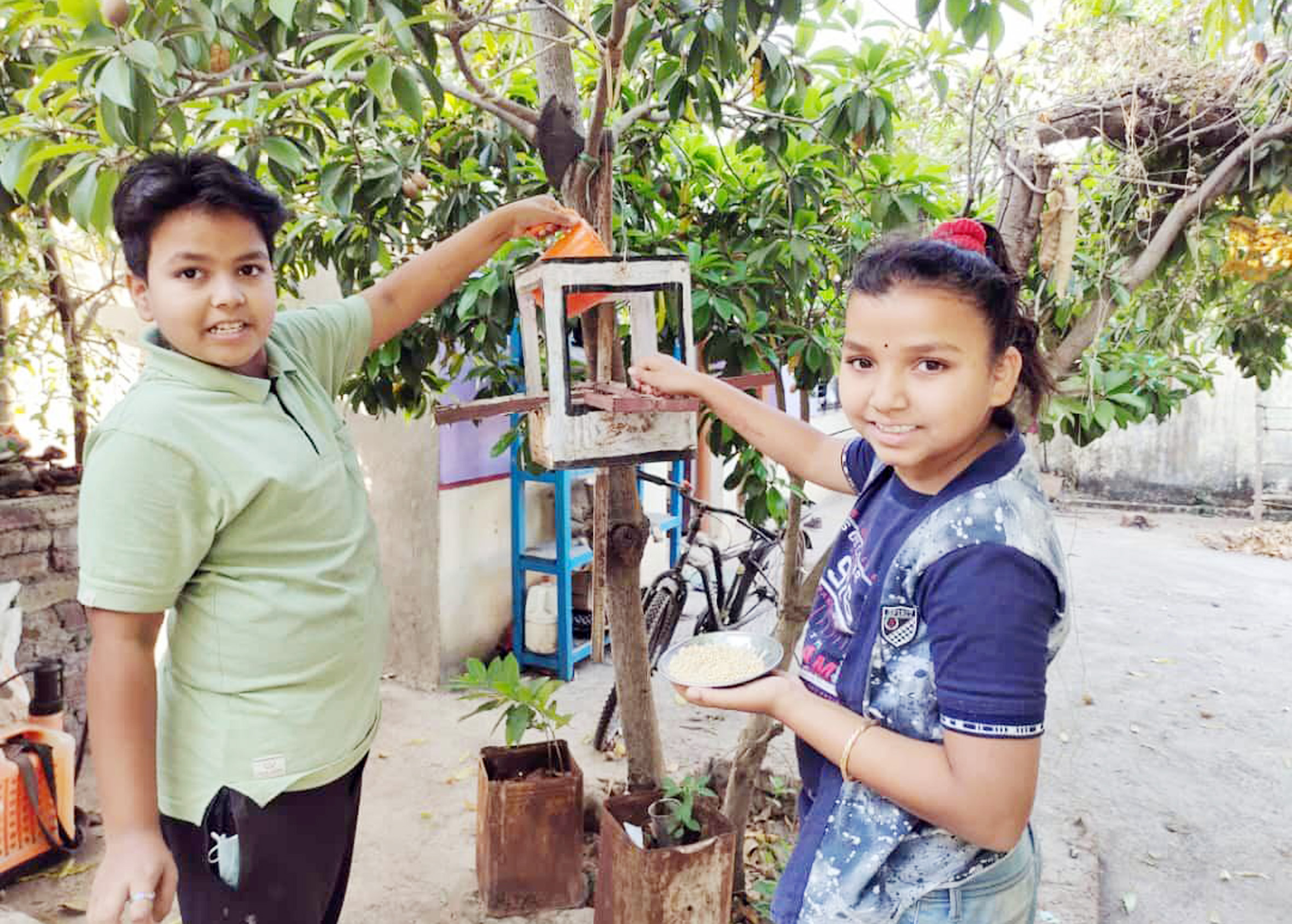 मुक्या जीवांच्या चारा-पाण्यासाठी सरसावली बहीण-भावंडं