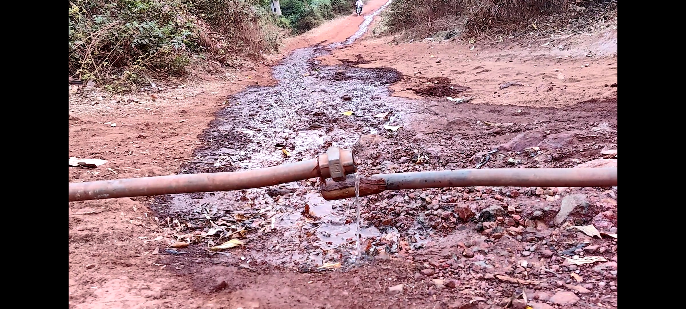  पाचगणीत जीवन प्राधिकरणाच्या जलवाहिनीला गळती; हजारो लिटर पाणी वाया