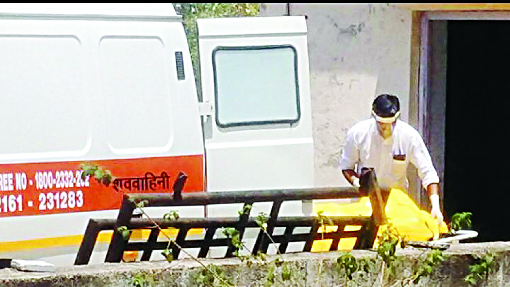 वडूजमध्ये वैद्यकीय अधिकारीच उचलतात कोरोनाबाधित मृतदेह