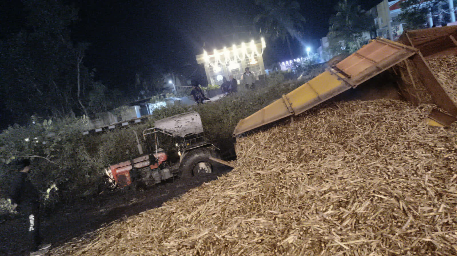 चालकाचा ब्लड प्रेशर लो झाल्याने उसाचा ट्रॅक्टर पलटी