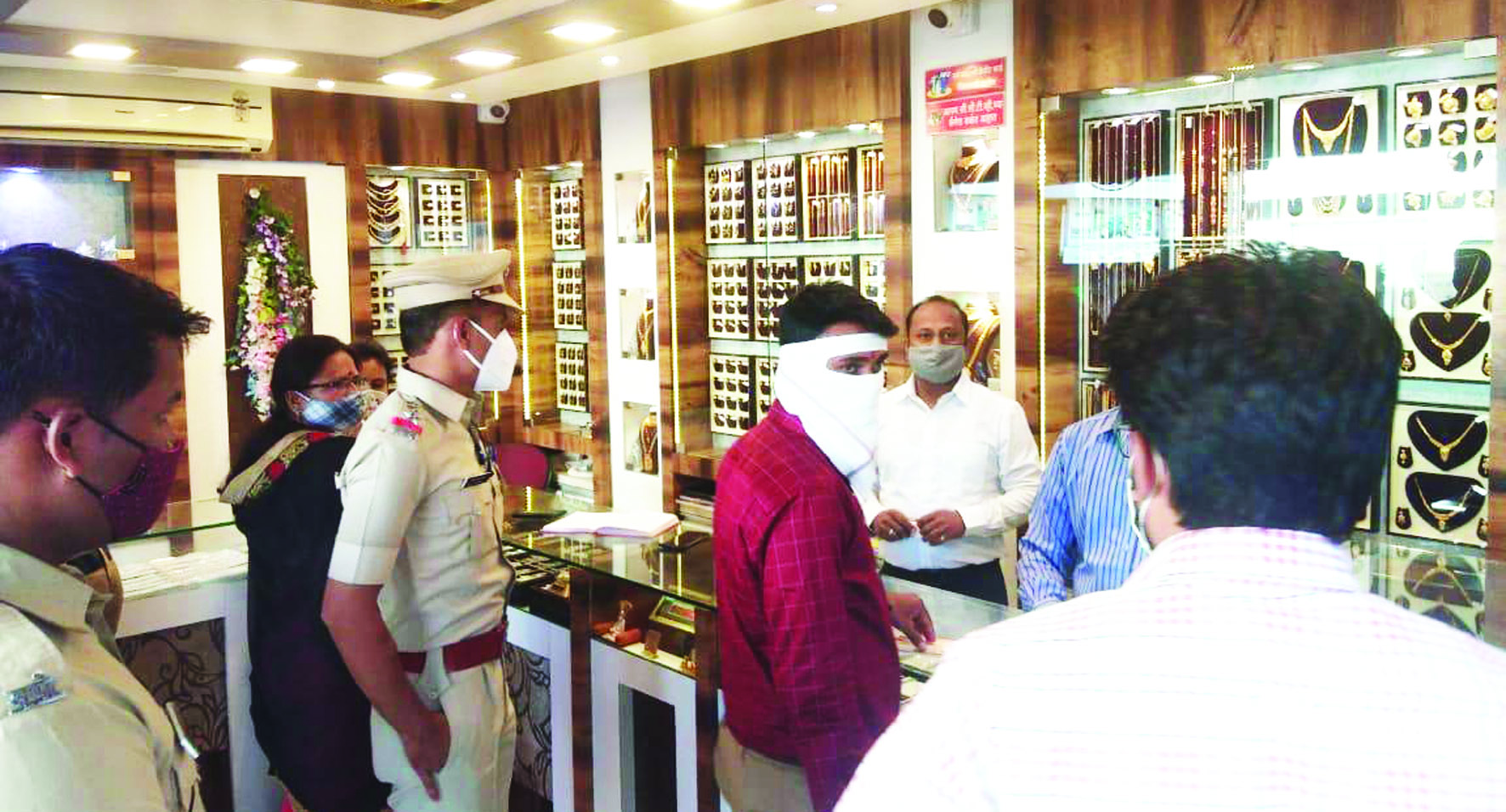 पुसेगावात विनामास्क फिरणार्‍यांना पोलिसांचा दंडुका