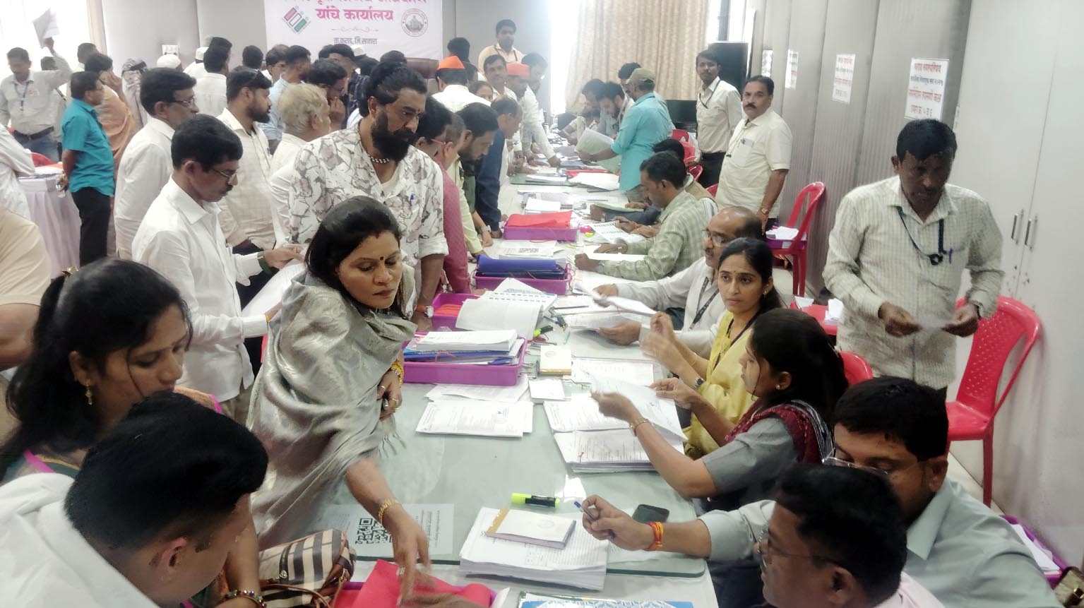 कराड नगरपरिषद नगराध्यक्षपदासाठी ३ अर्ज दाखल तर नगरसेवकपदासाठी ५० अर्ज दाखल