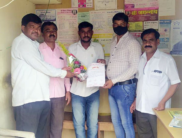 ‘फलटण तालुका ग्रामीण पत्रकार संघा’तर्फे तालुक्याच्या पूर्व भागातील सरपंच ‘कोरोना योद्धा’ पुरस्काराने सन्मानित