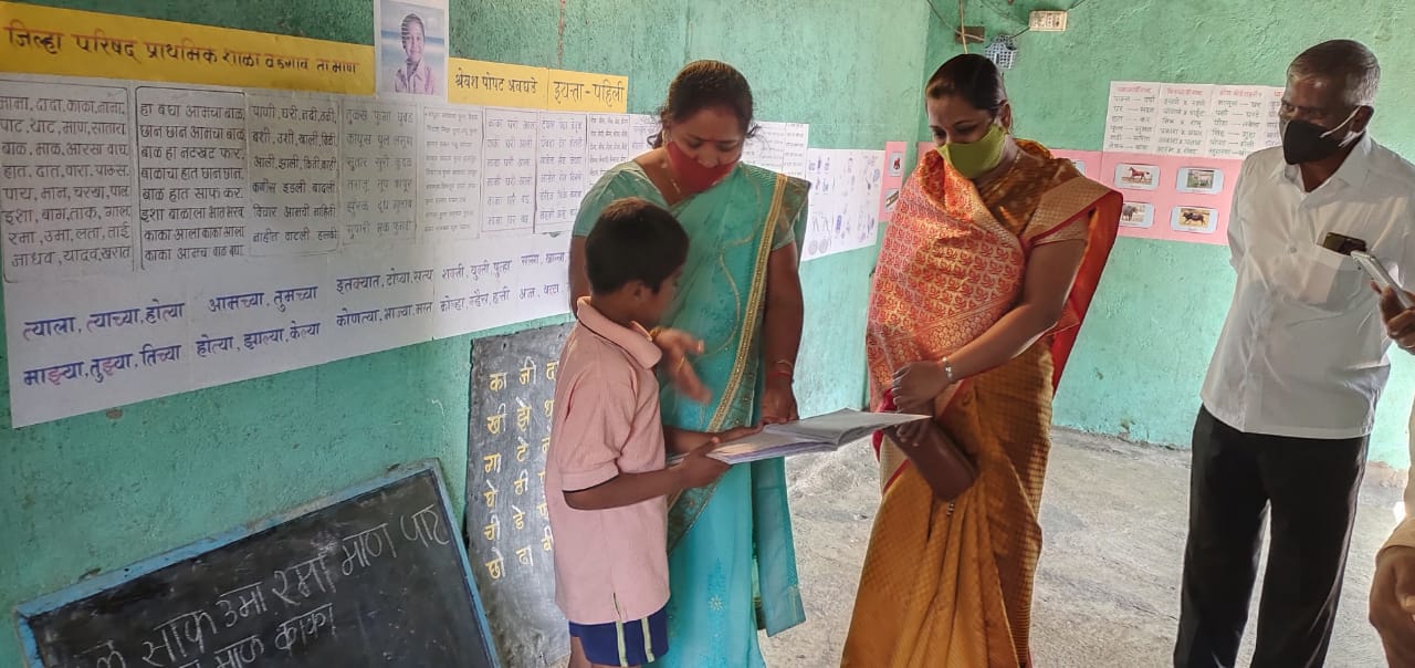 वडगावमध्ये प्राथमिक शिक्षकाने बनवल्या घरोघरी शाळा