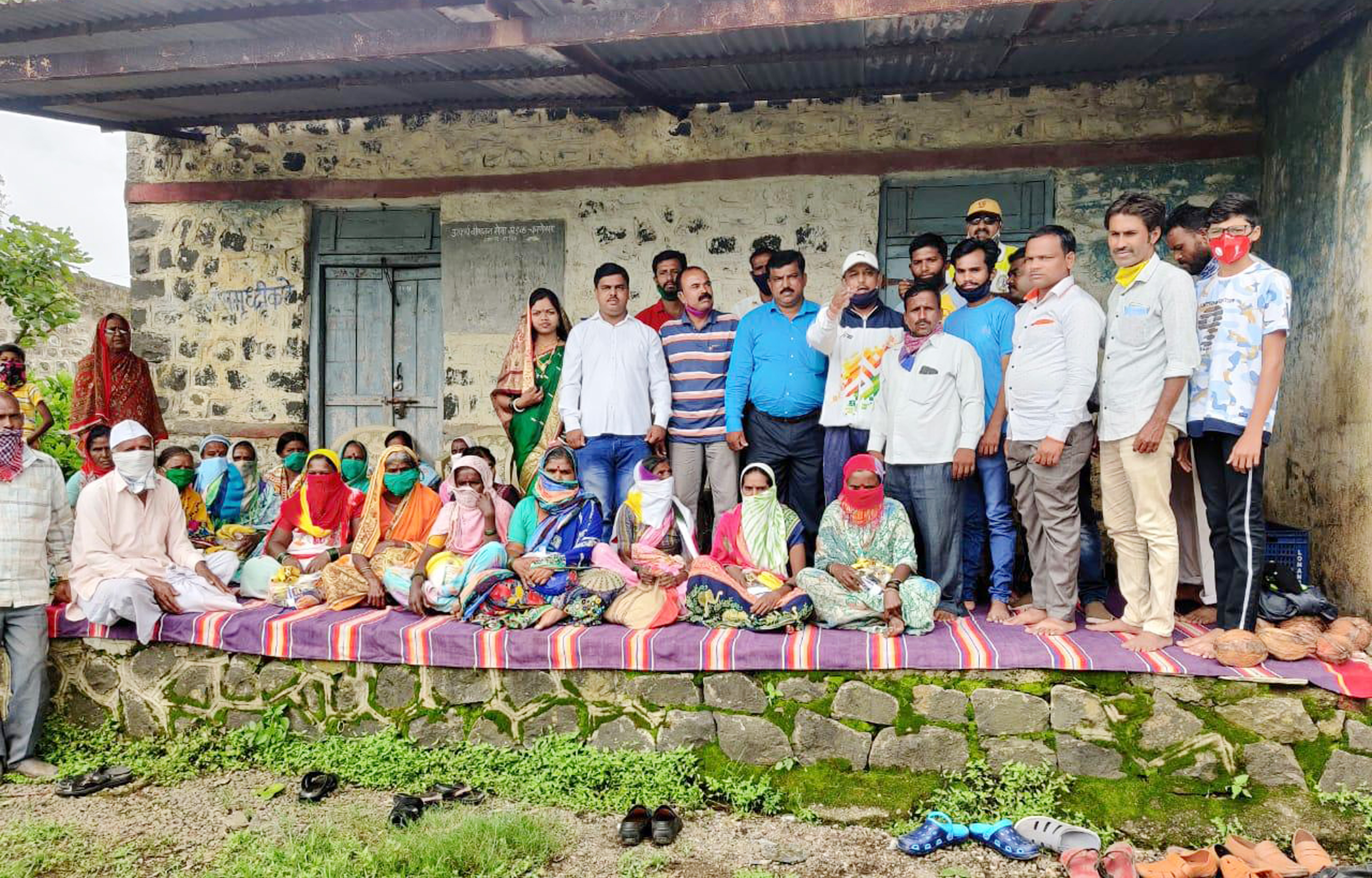 खर्चाला फाटा देत नवदाम्पत्याने चवणेश्‍वर ग्रामस्थांना केली जीवनावश्यक वस्तूंची मदत