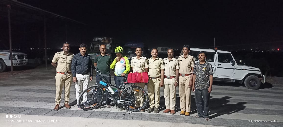 लाल दिव्याची गाडी असतानाही तब्बल 250 किमीचा सायकल प्रवास करून स्वीकारला पदभार  