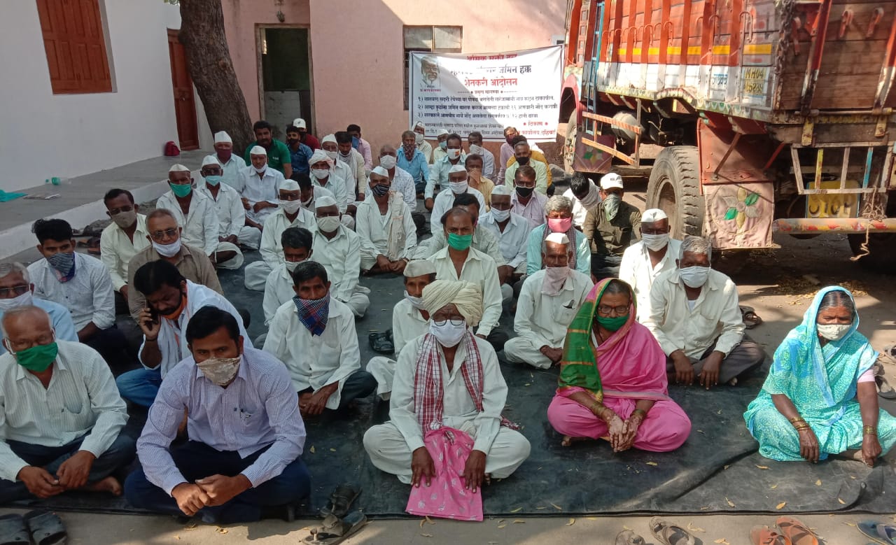 कब्जे वहिवाटदारांचे दहिवडी येथील आंदोलन म्हसवड तलाठी कार्यालयाच्या आवारात सुरू