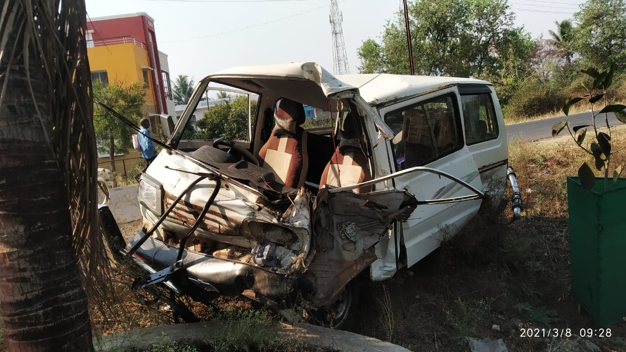 उसाच्या ट्रॉलीला ओमनीची धडक