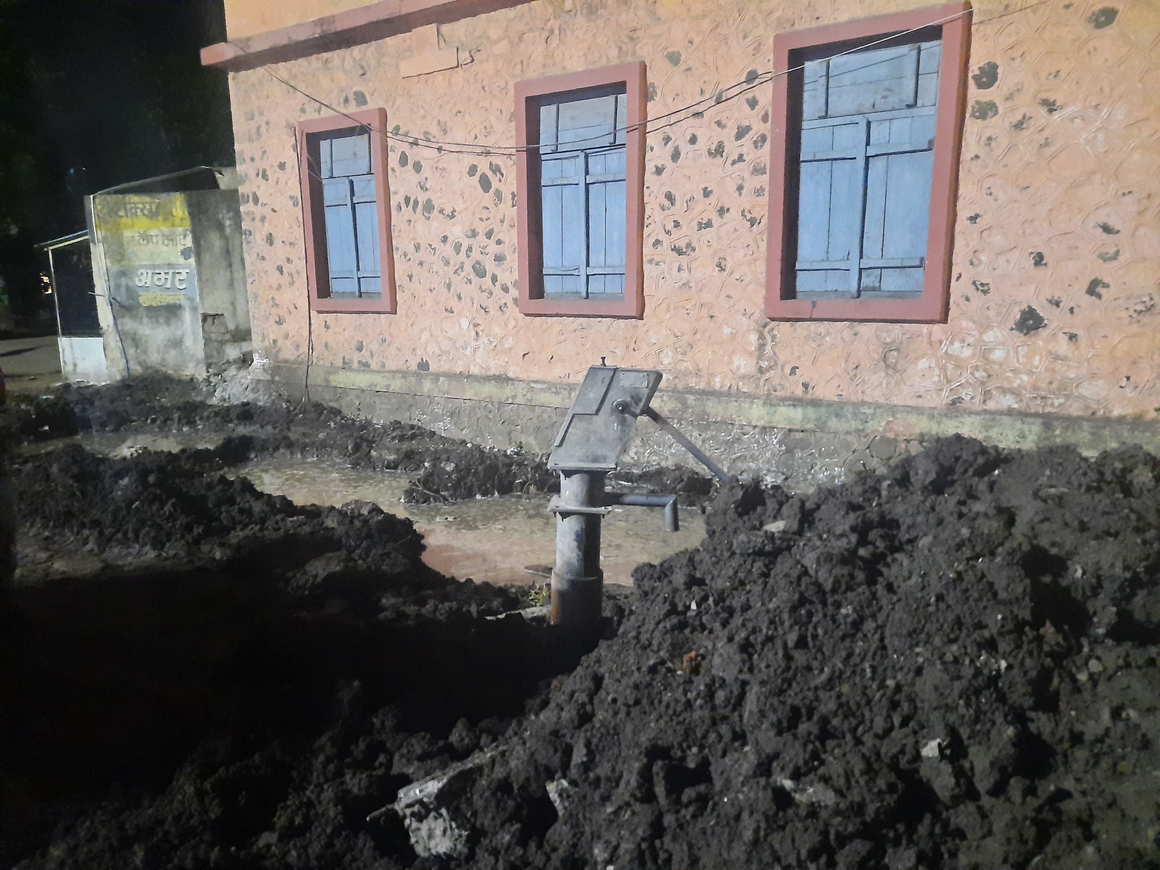  पालिकेने खोदलेल्या खड्ड्यात पडून बालकाचा मृत्यू  