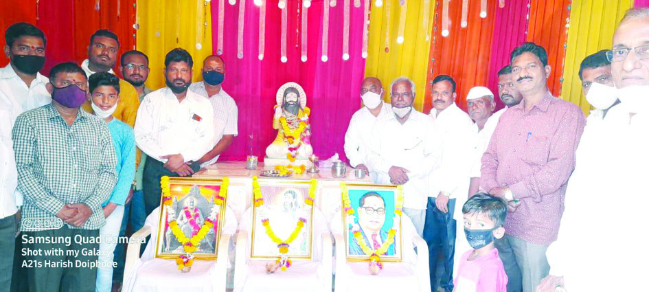 लोणंदमध्ये श्री गुरू रविदास महाराज जयंती उत्साहात साजरी