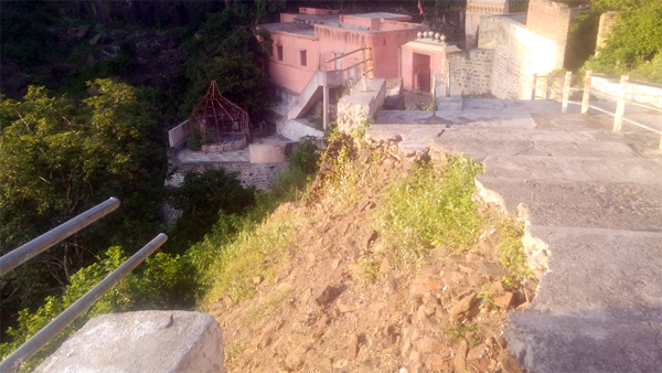 तीर्थक्षेत्र गुप्तलिंग येथील पायरी मार्गाची पडझड