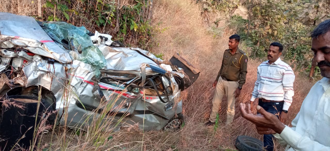सडावाघापूर रस्त्यावर कार ३०० फूट खोल दरीत कोसळली