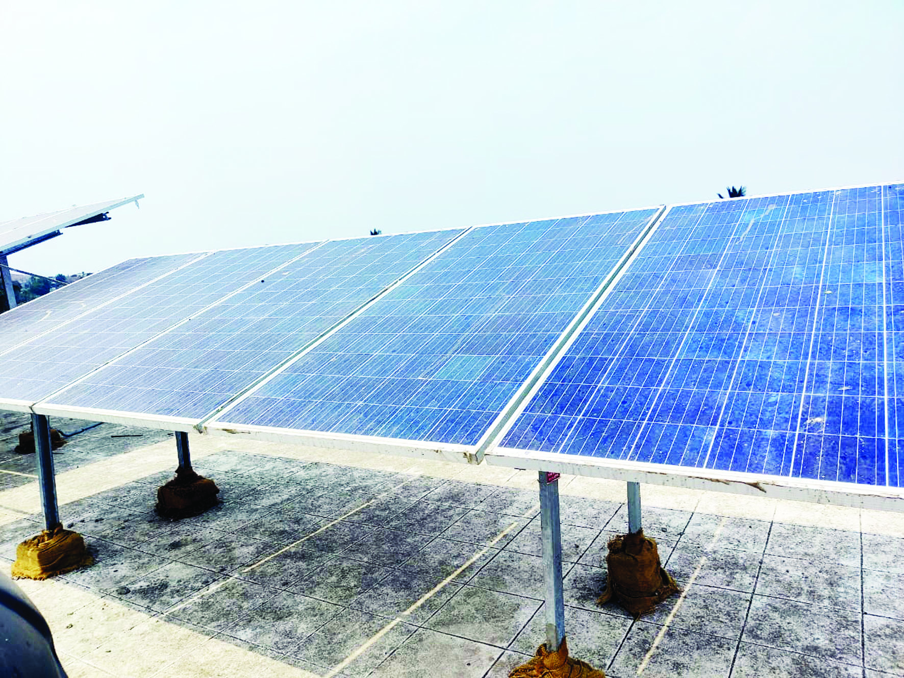 बुध ग्रामपंचायत सौरऊर्जा युनिटमुळे कायम उजेडात