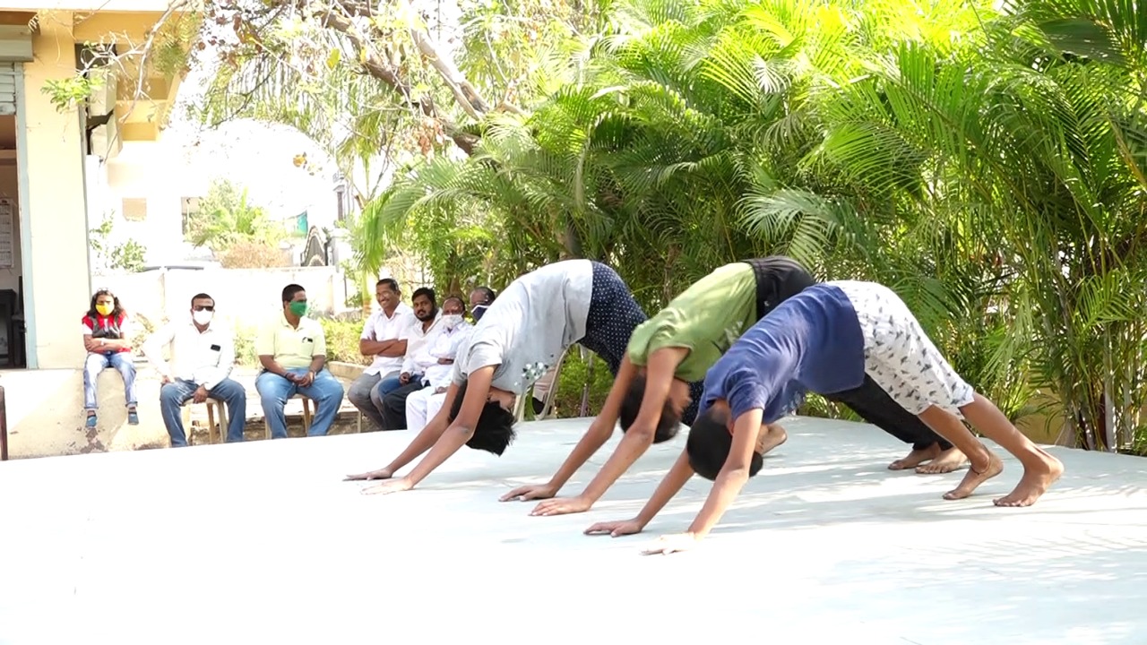 कोळकीच्या बहीण-भावंडांनी चारशे जोर मारून अनोख्या पद्धतीने साजरा केला महिला दिन