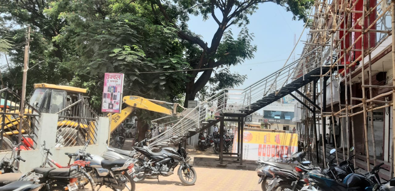 कापड दुकानदाराचे अनधिकृत अतिक्रमण पालिकेने हटवले