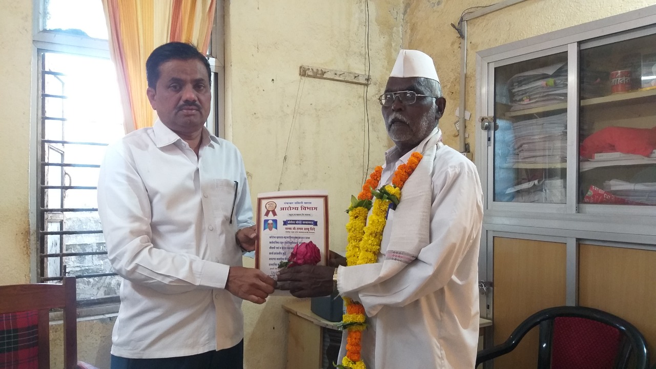 सेवानिवृत्त आरोग्य सहायकाने जपली सामाजिक बांधिलकी