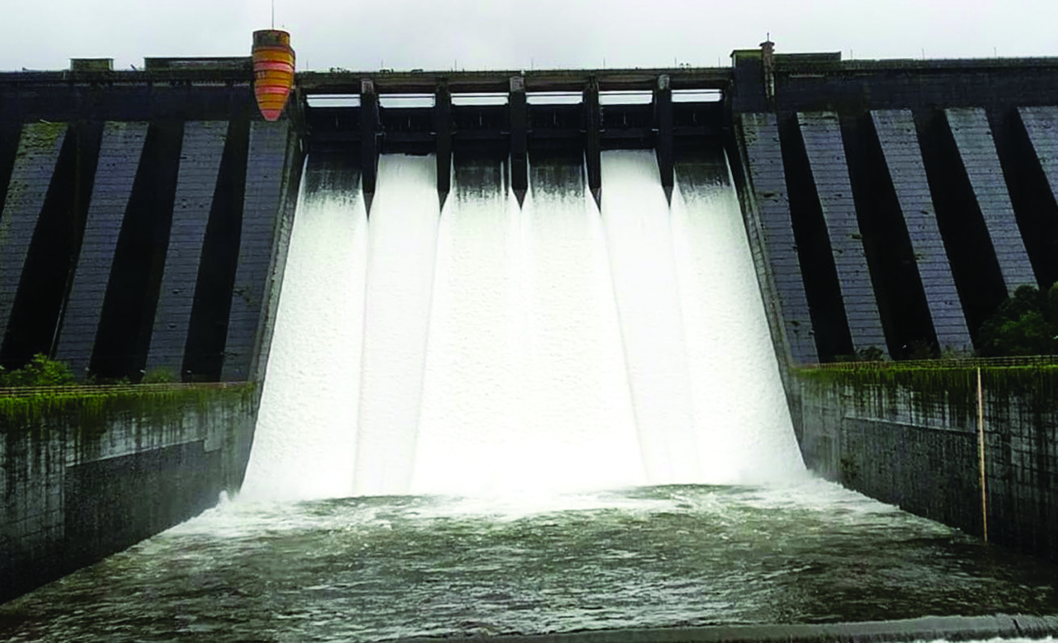 कोयना धरणाचे 6 वक्री दरवाजे दीड फुटावर