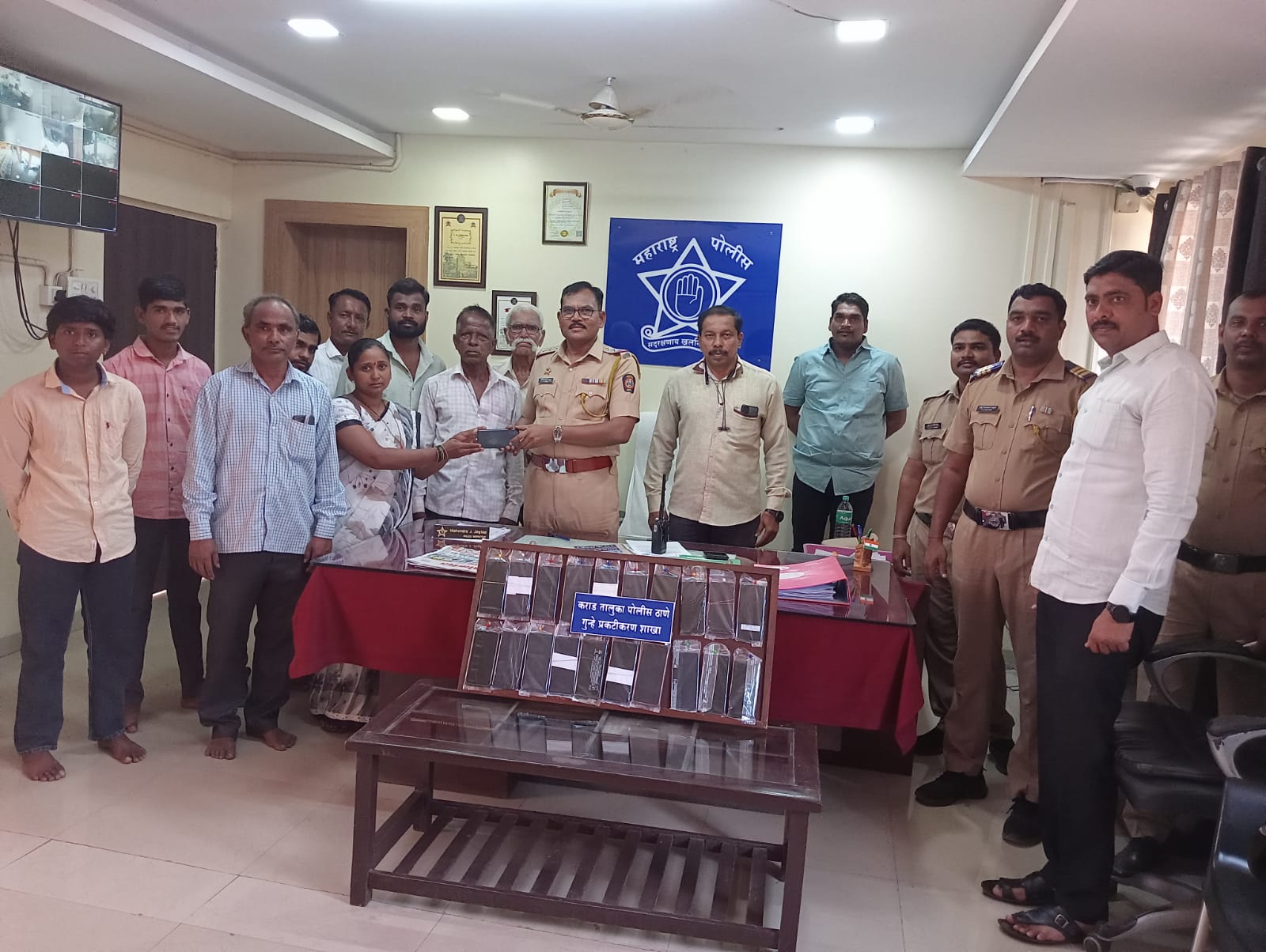 चोरीस गेलेले 42 मोबाईल शोधून मूळ मालकांना परत