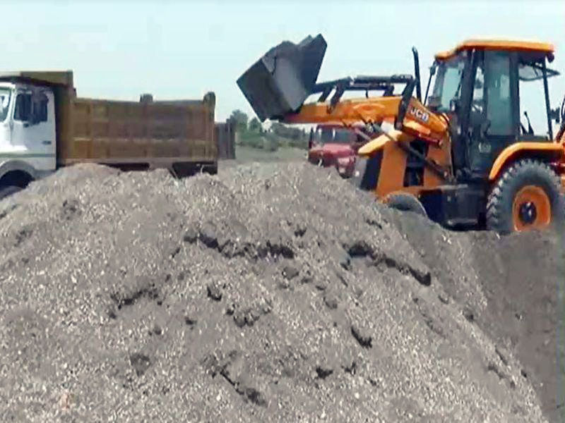 अवैध वाळू उपसा प्रकरणी कारवाई करताना महसूल अधिकार्‍यांच्या कामात अडथळा ः राष्ट्रवादीच्या पदाधिकार्‍यासह दोघांवर गुन्हा 