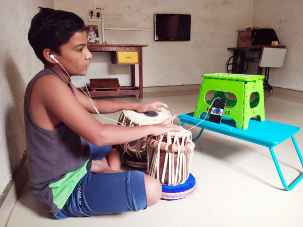 कोरोना काळात मुलं ऑनलाईन शिक्षणासह जोपासताहेत वेगवेगळ्या कला