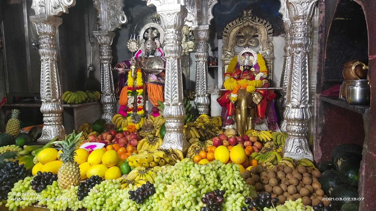 श्री सिद्धनाथ-माता जोगेश्‍वरीच्या मूर्तीला व मंदिरास फळांची आरास