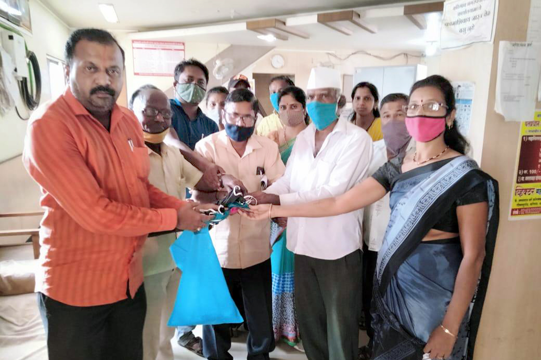 ‘कोरेगाव शहर विकास मंच’तर्फे पालिका कर्मचार्‍यांना मास्क वाटप