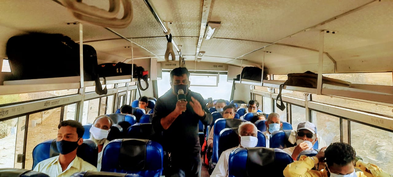 धावत्या बसमध्ये प्रवाशांसाठी कोरोनाबाबत जनजागृती