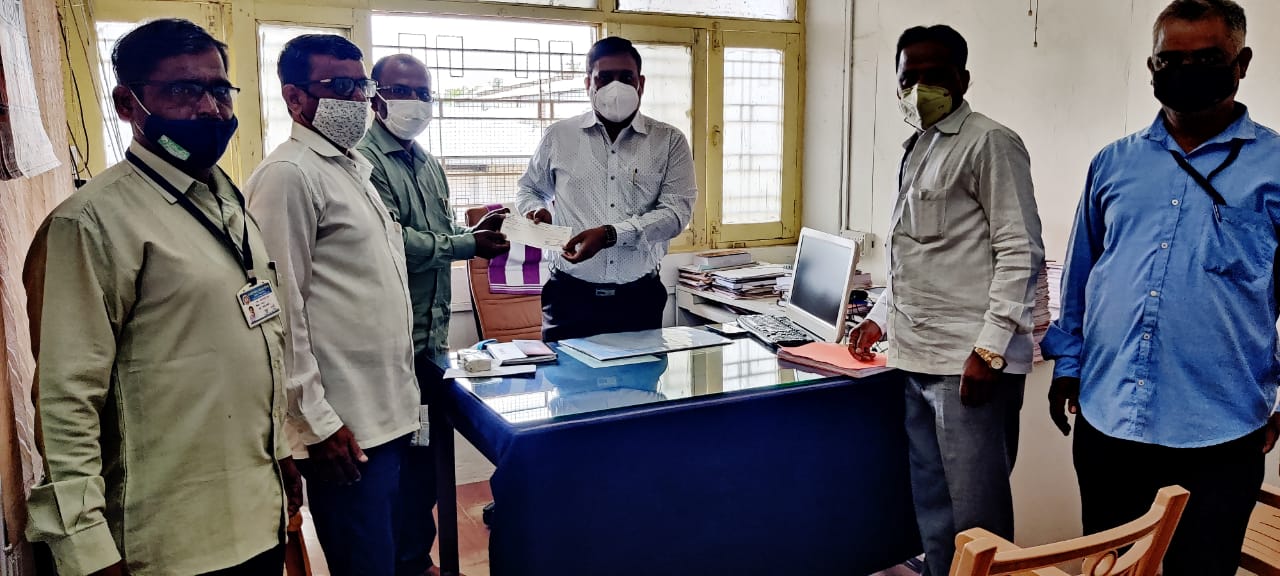 श्री मळाई देवी पतसंस्थातर्फे कोरोनाग्रस्तांसाठी मुख्यमंत्री सहाय्यता निधीला एक लाखाची मदत : अशोकराव थोरात 