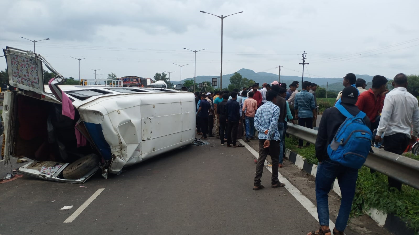 महामार्गावर खाजगी बसला पाठीमागून ट्रकची धडक